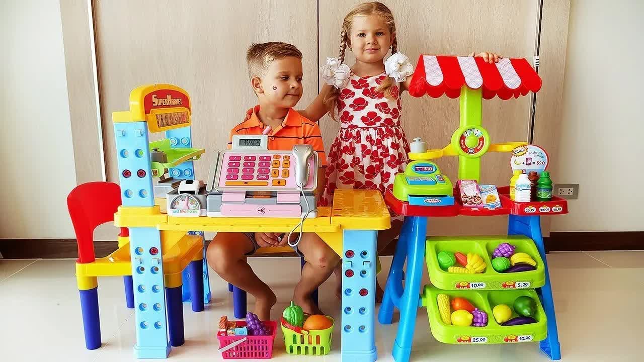 Диана и Рома играют в супермаркет