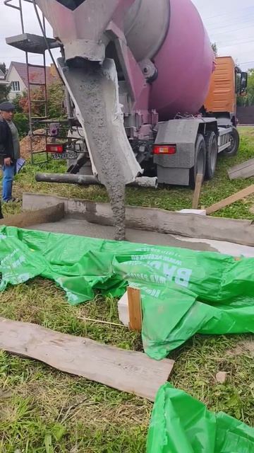 Приехала бетономешалка заливать армопояс на молельную комнату Матери Божьей Казанской