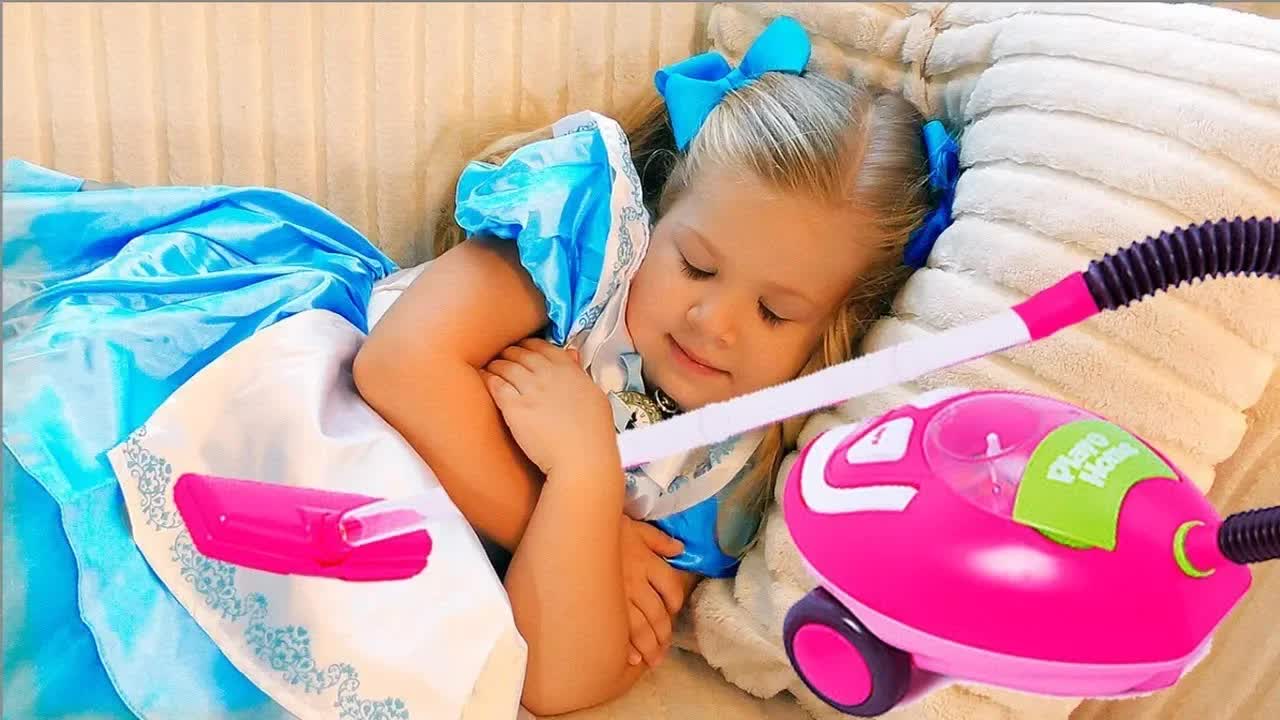 Диана и Рома играют в уборку дома