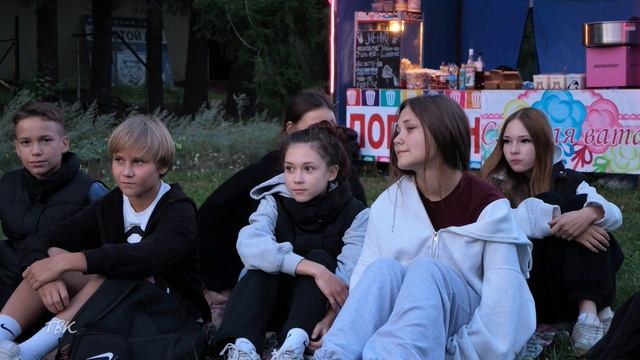 Большой экран, пледы и кино под вечерним небом: в Колпашеве вновь прошли уличные кинопоказы