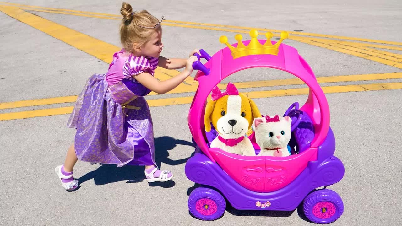 Настя играет с новыми игрушками