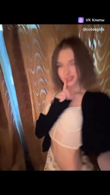 Молодая красотка в белом топике