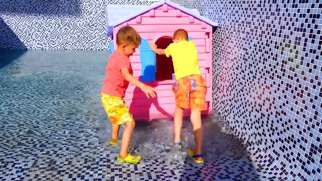 Влад и Никита ищут новый игровой домик