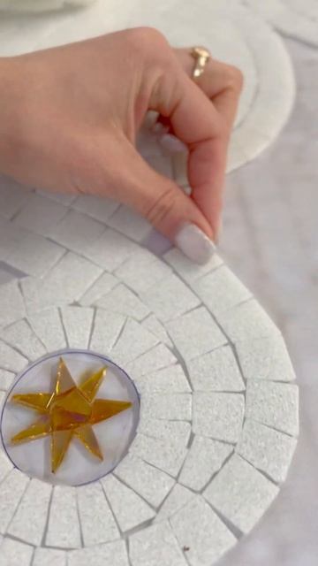 Звезды из мозаики на белом фоне