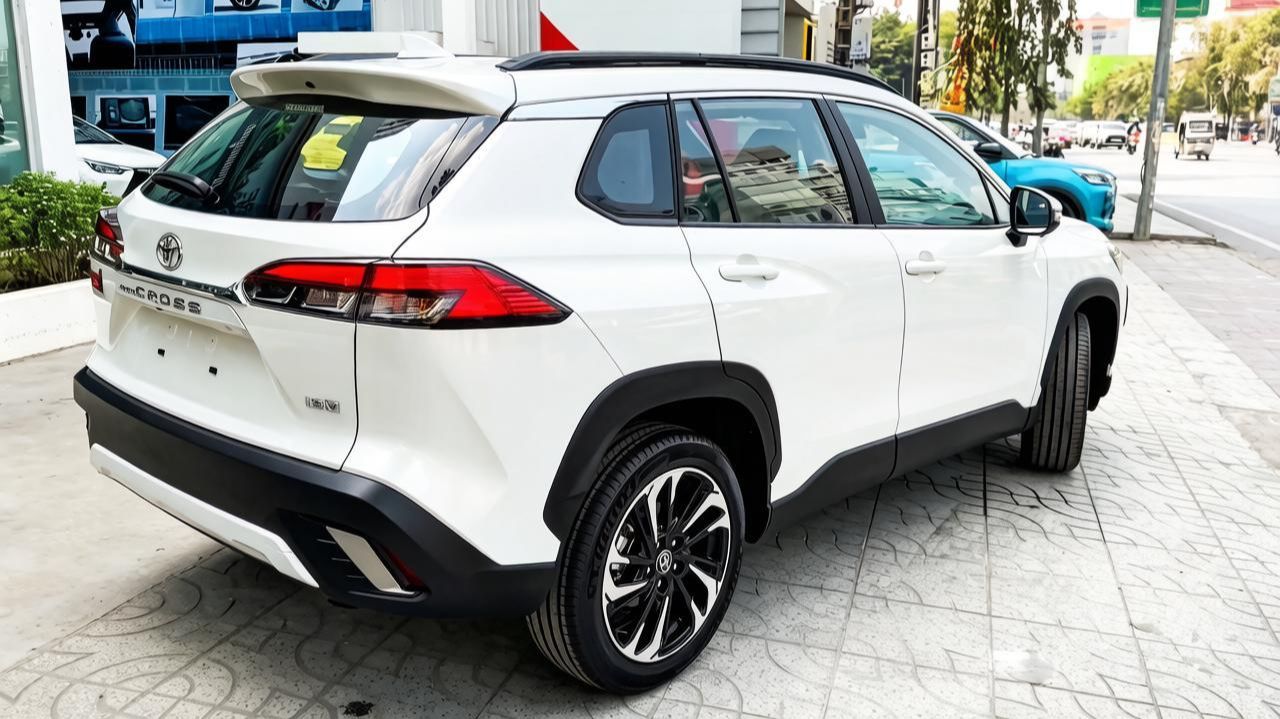 Toyota COROLLA Cross 2026 года в белом цвете. Надежный, качественный автомобиль. Обзор автомобилей.