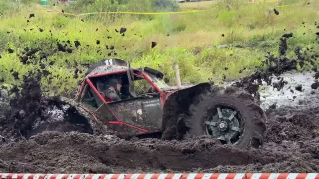 Соревнование Extreme TR-3 Class 4x4 по преодолению пересеченной местности с грязью