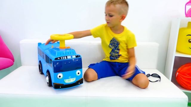 Влад и Никита спасают игрушечный минибус