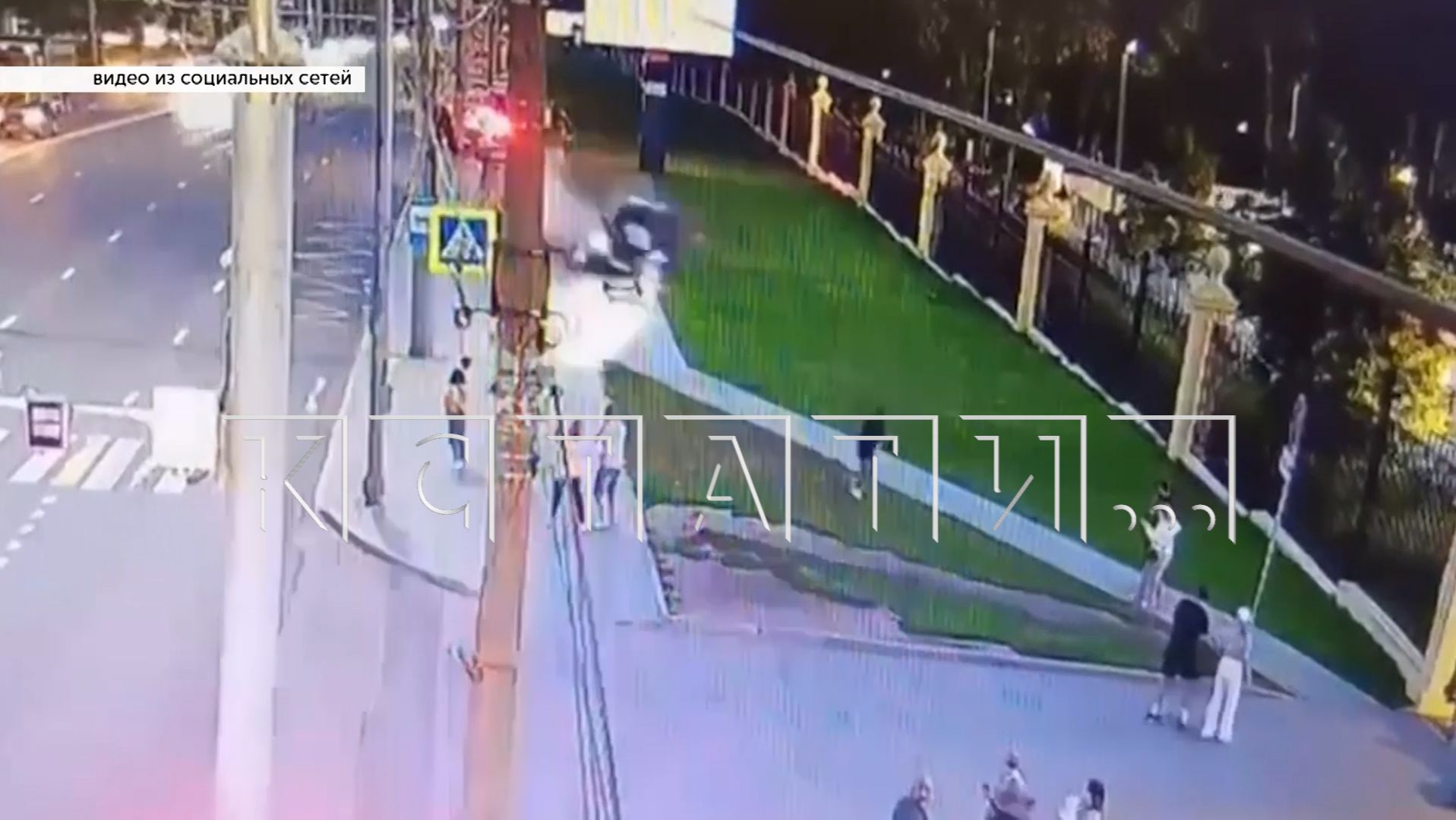 Внедорожник потерявший управление на полной скорости  протаранил остановку с людьми