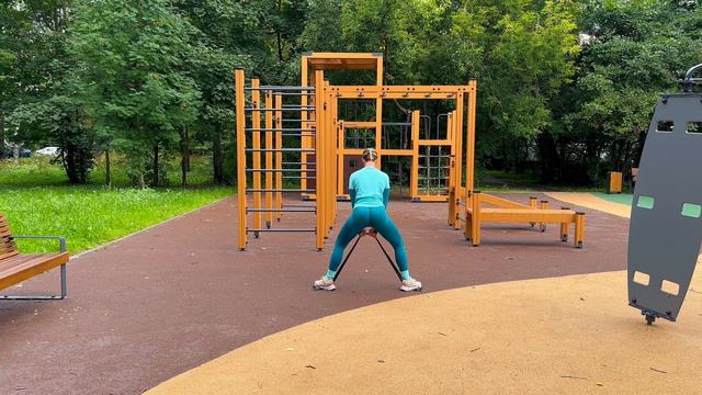 Приседания Плие