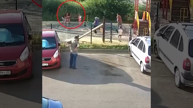 Мужчина спас девочку, которая задыхалась на детской площадке в Орле.
