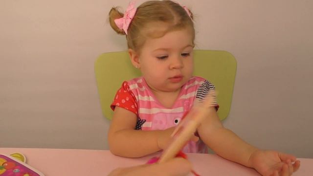 Диана играет развивающими игрушками Свинка Пеппа Пазлы и набор-шнуровка