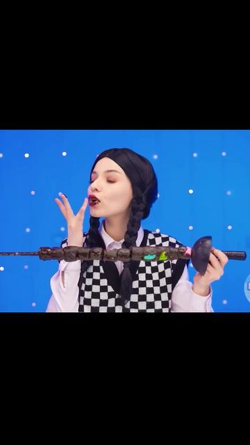 Уэнсдей ест зефирки, покрытые шоколадом