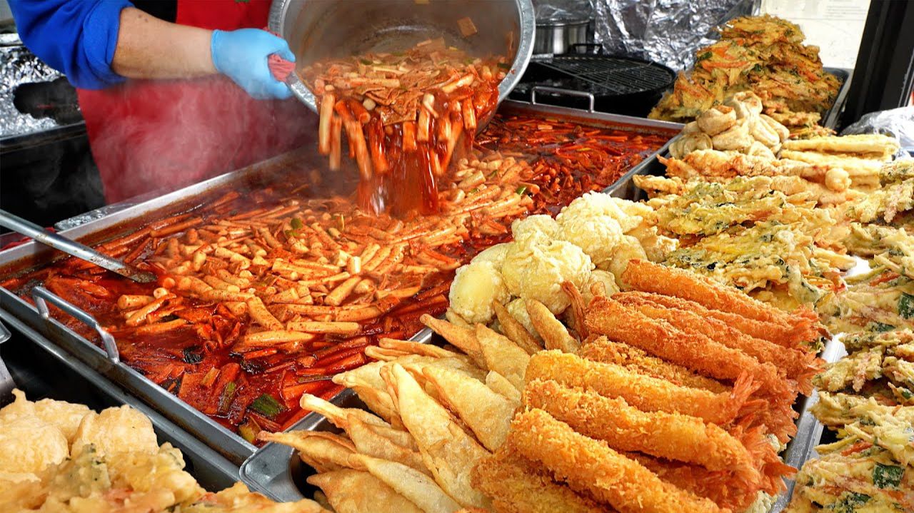 В ресторане Stop Tteokbokki Celebrity Onda готовят 10 порций корейского блюда Tteokbokki .