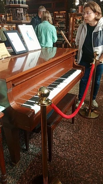 Елисеевский магазин на Невском пр. Играющий рояль