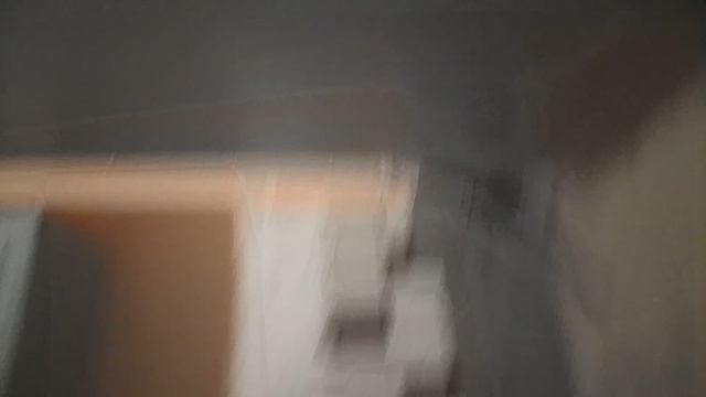 два друга идут в чужой подъезд