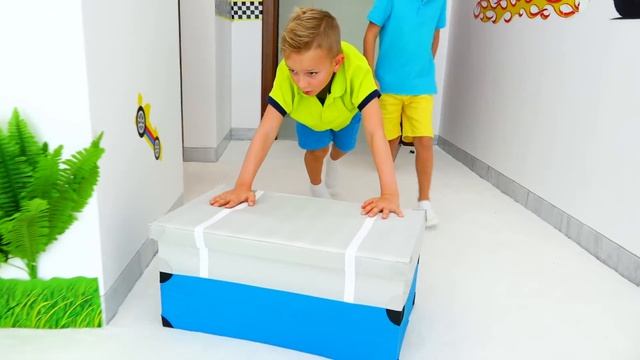 Влад и Ники играют и устраивают соревнование игрушечных машин!