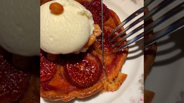 Тарт с инжиром и мороженое пломбир