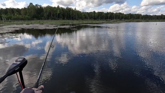 АЗАРТНАЯ РЫБАЛКА! Ловля ЩУКИ и ОКУНЯ на ВОБЛЕРЫ с ЛОДКИ! Рыбалка на СПИННИНГ в АВГУСТЕ!