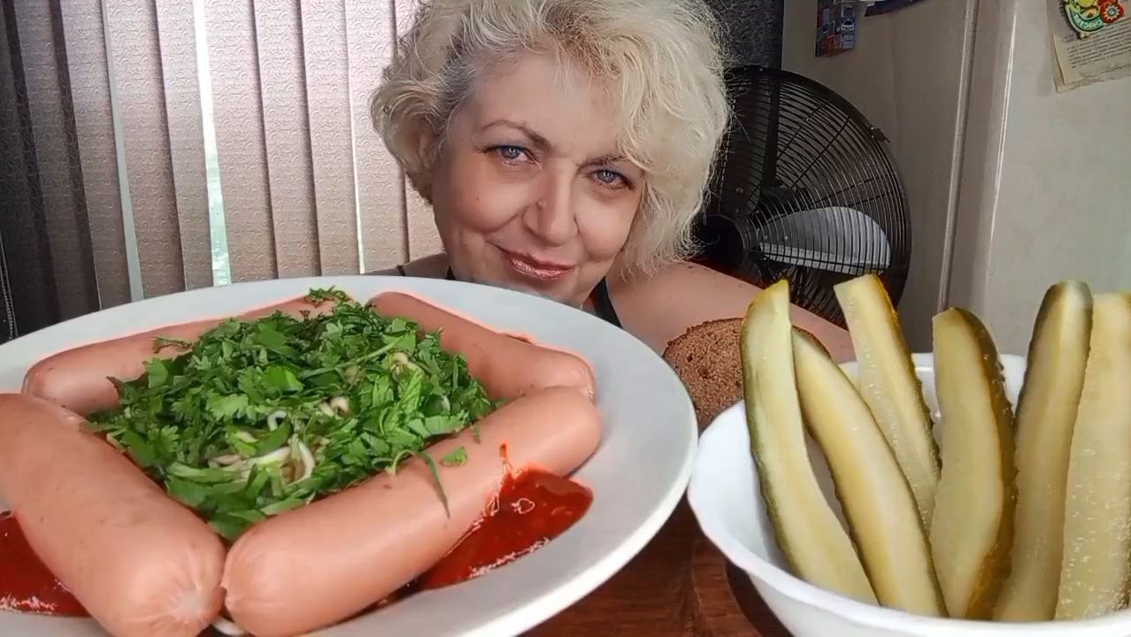 Мукбанг МОЙ Утренний Джекпот: 4 Сосиски + Лапша-бомж + Огурец