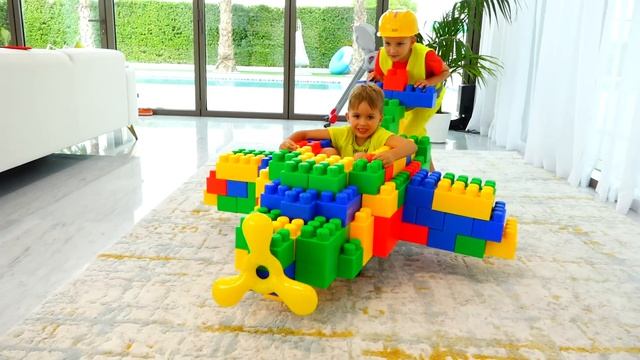 Влад и Ники катаются на игрушечном самолете и играют с игрушками