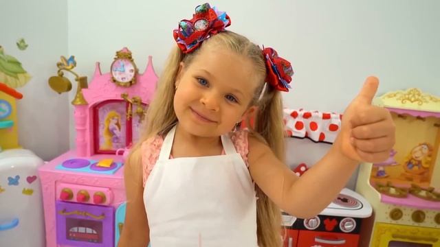 Диана делает фруктовое мороженое для Ромы