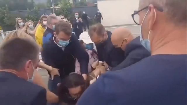 Макрону снова прилетела оплеуха.