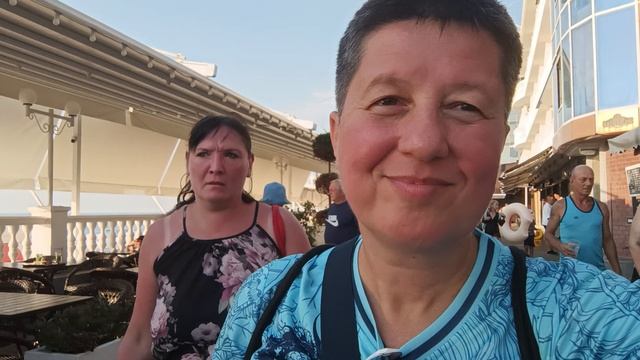 Идём с моря, подруга обгорела, жара. Лазаревское