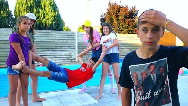 МАЛЬЧИКИ ПОПАЛИ!!! КТО ОКАЗАЛСЯ В БАССЕЙНЕ?...