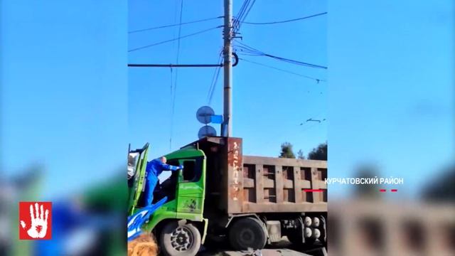 Два человепка пострадали в жестком ДТП на Свердловском тракте. Грузовик столкнулся с УАЗиком.