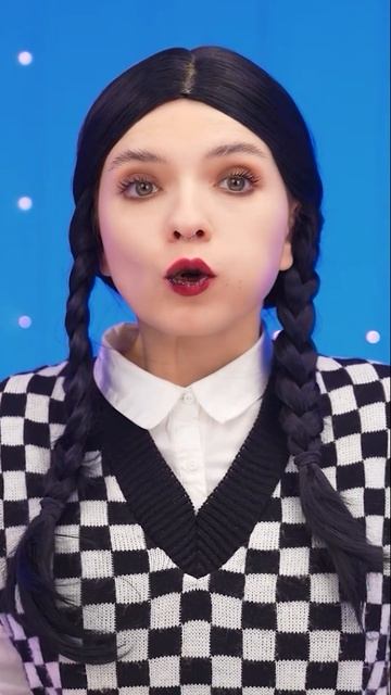 Уэнсдей надувает пузырь