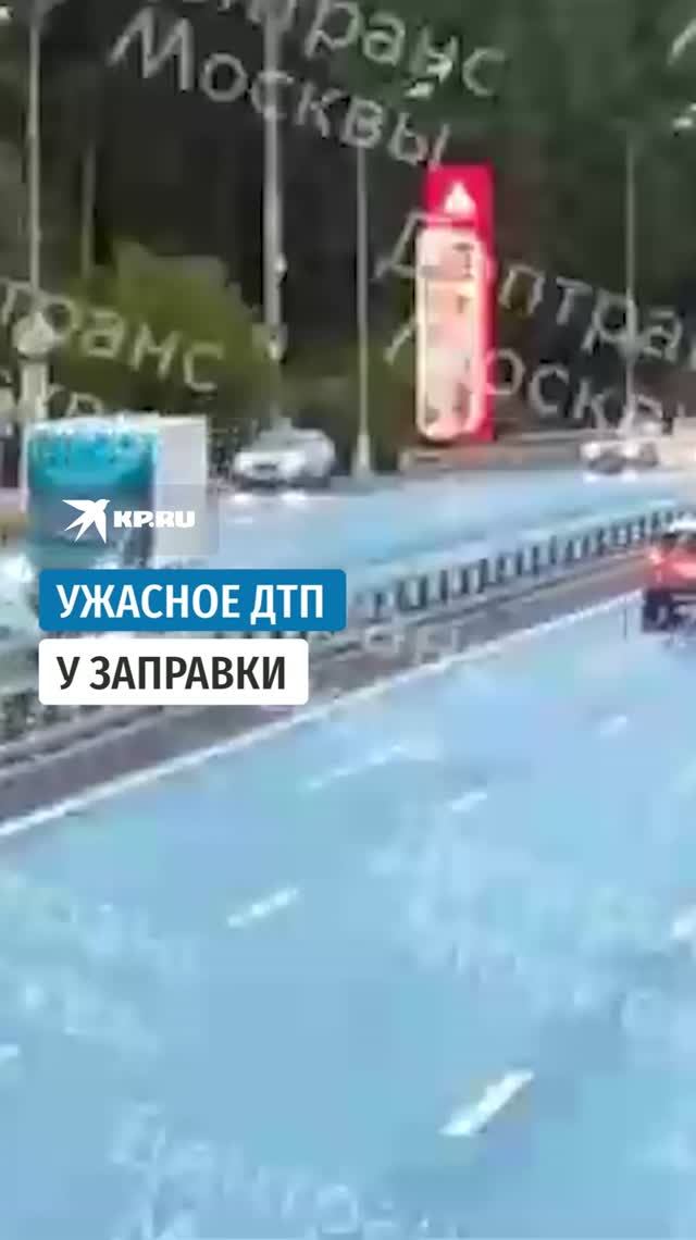 В Москве водитель влетел на заправку, подмяв другой автомобиль