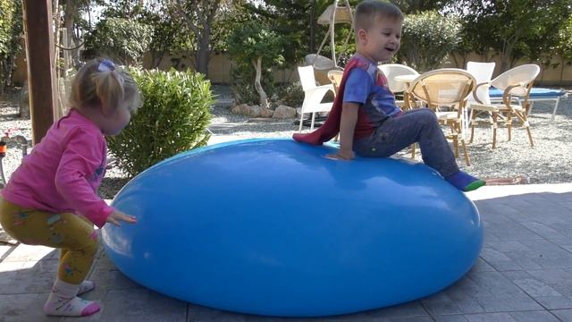 Супер Челлендж Взрываем Огромный ШАР с ВОДОЙ Challenge Giant Water Balloon 6ft Giant Balloon Show