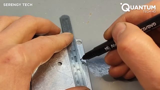 Этот мужчина создает самые маленькие инструменты в мире!