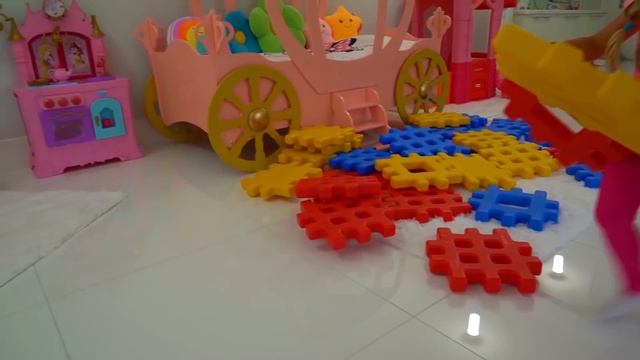 Диана и Рома играют с конструктором