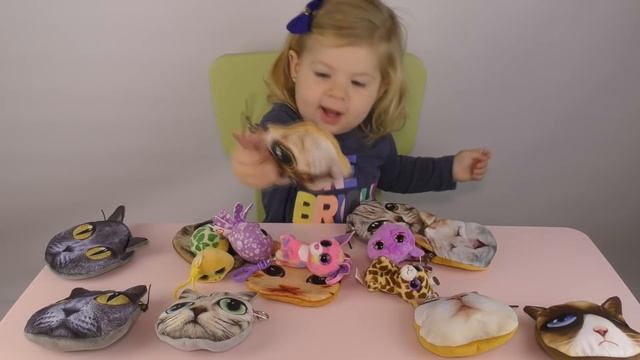 Диана открывает кото-кошельки с подарком Распаковка игрушек-сюрпризов