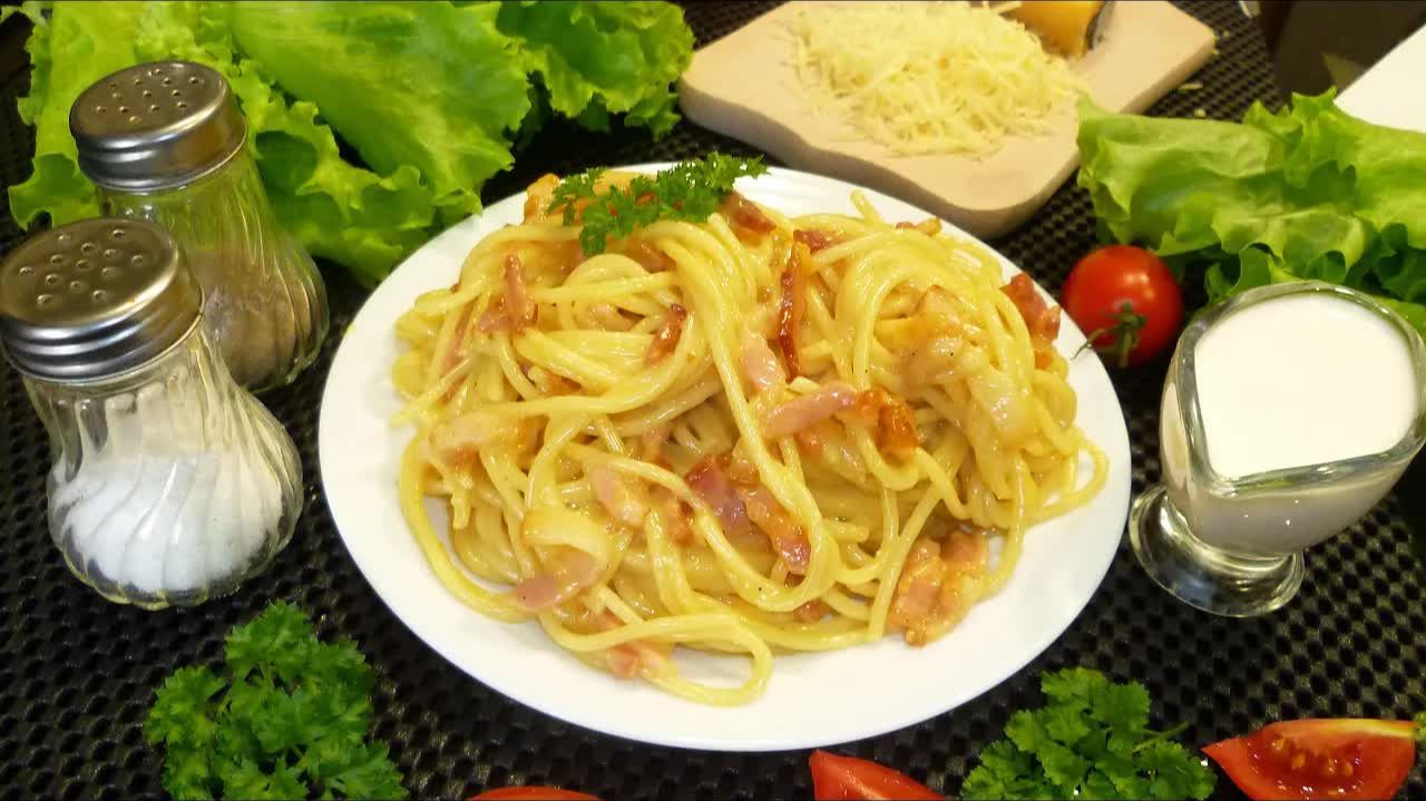 Паста Карбонара с беконом. Вкусный рецепт итальянской кухни. Как приготовить спагетти с сыром.