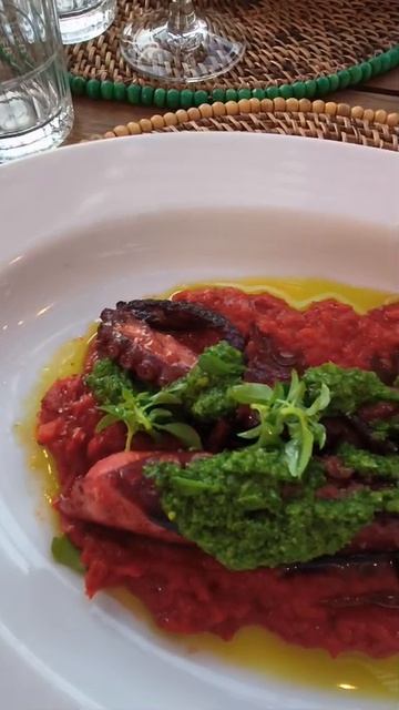 🐙 Осьминог с пюре прямо у моря — невероятно вкусно!