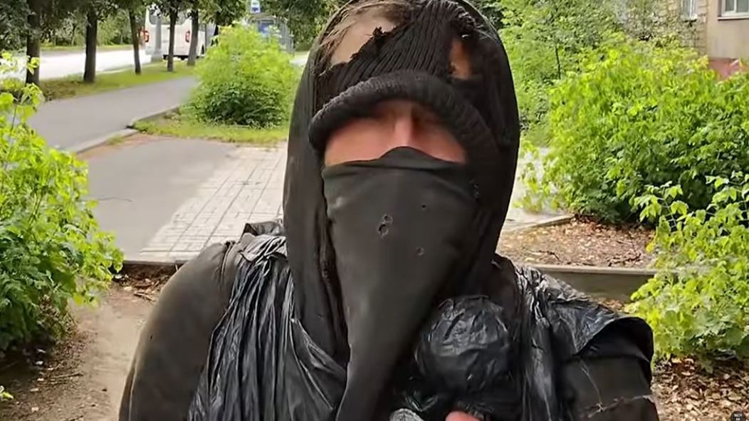 ОН ЖИВОЙ , А ЕГО ПРИЗНАЛИ ПОГИБШИМ . ЖЕНЕ ВЫДАЛИ СВИДЕТЕЛЬСТВА О СМЕРТИ .