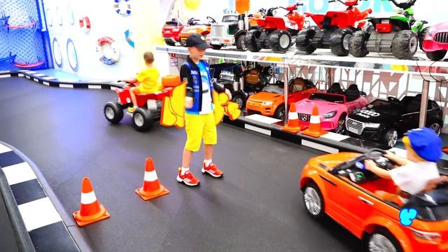 Крис играет в игровом центре для детей