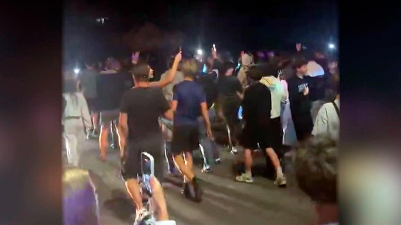 В Тернополе люди разбили машину военкомов и прошли маршем по улицам города