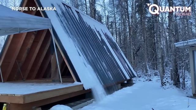 Мужчина строит деревянный дом в дикой природе Аляски  от Norse To Alaska