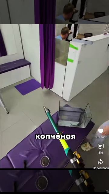 Мужик проверяет удочку на Wildberries