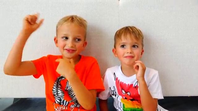 Влад и Ники раскрашивают машинку для мамы