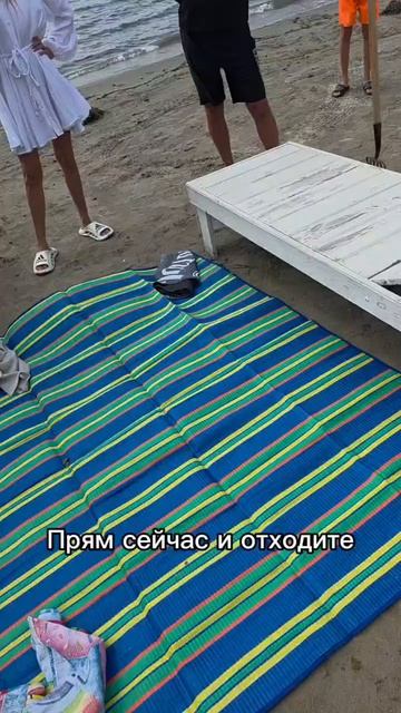 На приморском пляже женщину пытались прогнать квадроциклом