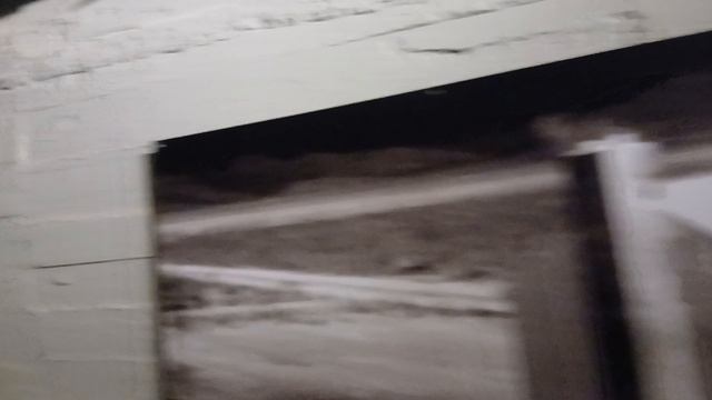 Бетонные коридоры защищенного объекта представленны плакаты последствий применения ядерного оружия