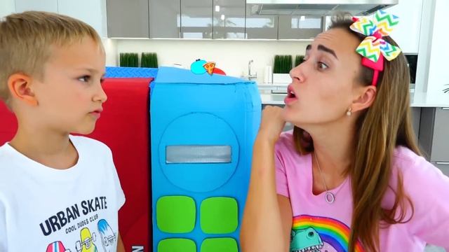 Влад и Ники играют с игрушечной микроволновкой