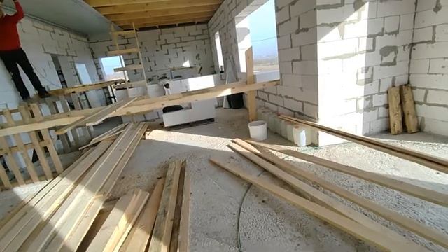 Подшиваем потолок Набиваем пароизоляцию крутим обрешетку