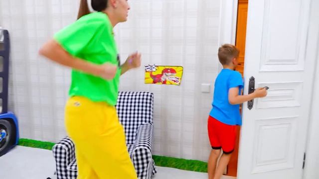 Влад и Ники играют в прятки с Крисом
