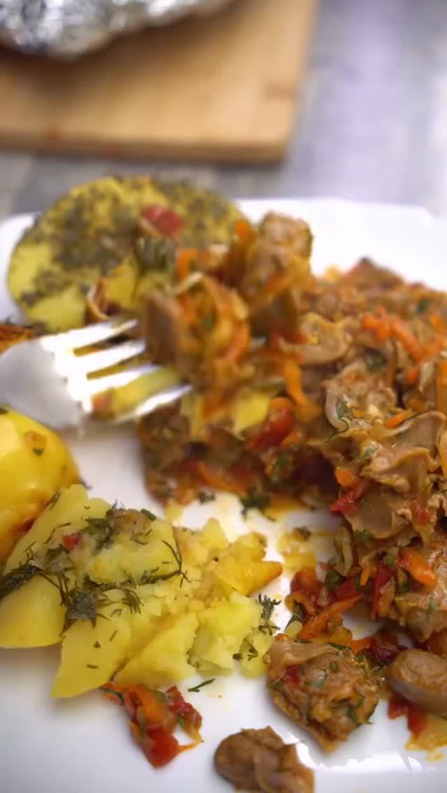 Тушёные куриные желудки с картофелем.