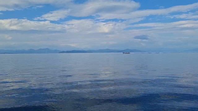 Там в дали проплывает баркас, расслабляющий момент